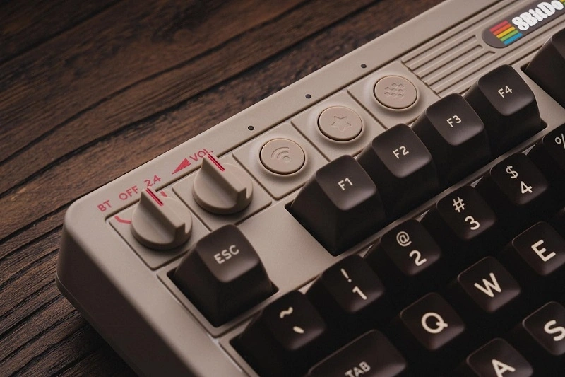8BitDo Retro 87, Mechanikus, Kailh Box, C64 Edition, vezeték nélküli billentyűzet