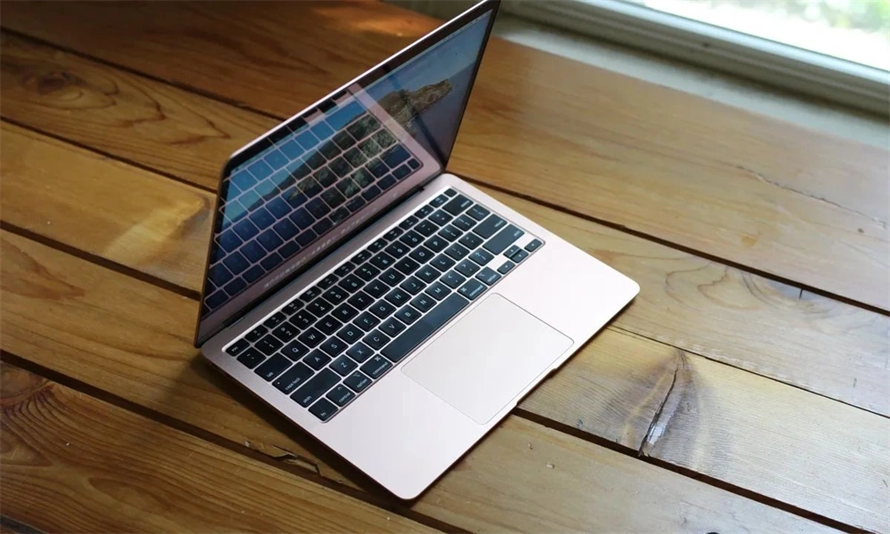 Apple MacBook Air 2020 13,3"Retina/M1 chip és 7 magos GPU/8GB/256GB SSD/Cseh/ezüst laptop (Felújított,batteryCARE+)