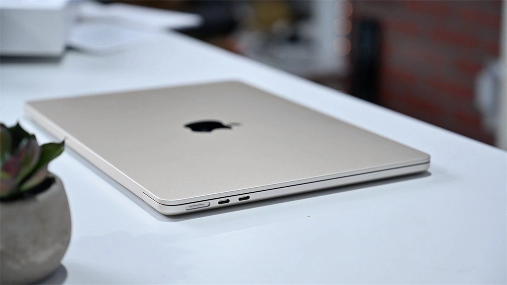 Apple MacBook Air 2022 13,6"/M2 chip és 10 magos GPU/8GB/512GB SSD/Cseh/ezüst laptop (Felújított,batteryCARE+)