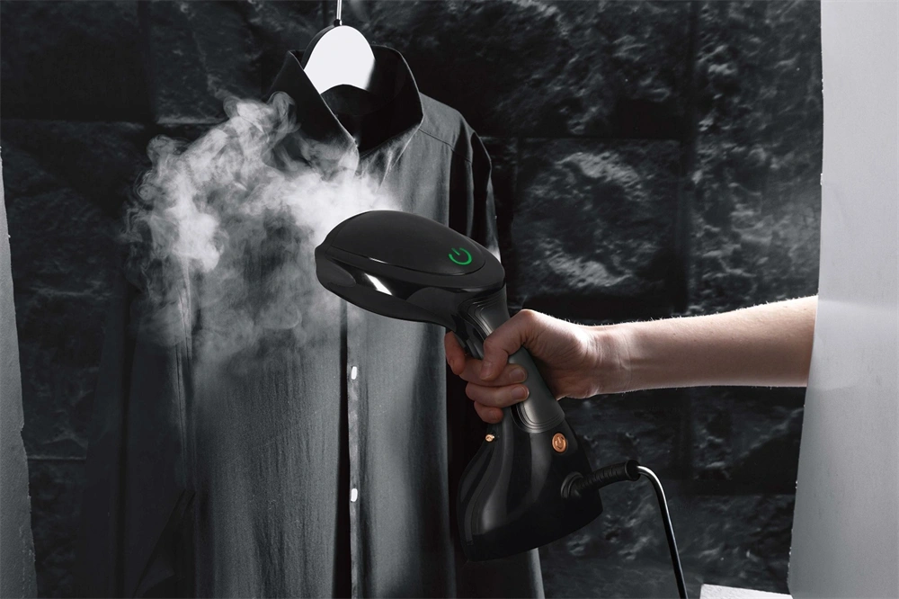 Berlinger Haus BH/9436 2 kefével fekete- rózsaarany kézi ruhagőzölő