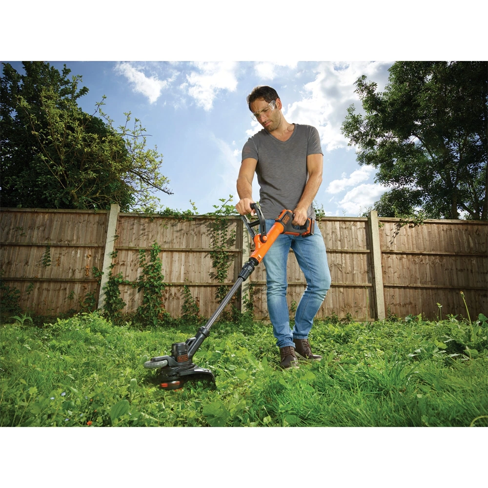Black & Decker 28 cm vágási szélesség 18V 4.0 Ah Li-Ion akkus fűszegélyvágó