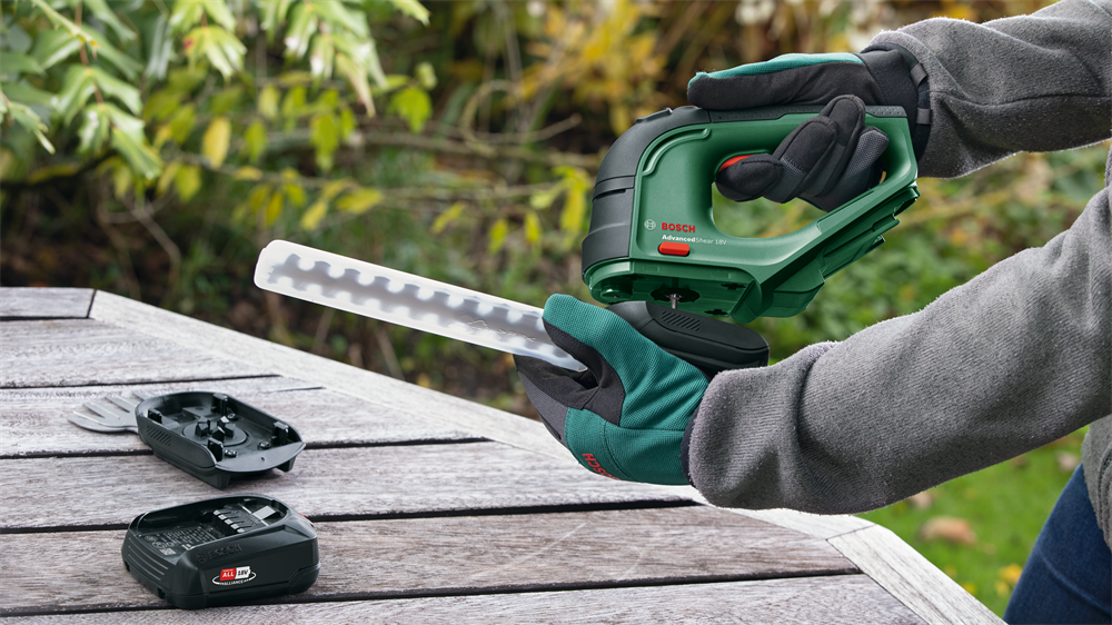Bosch 0600857000 AdvancedShear 18V-10 akkumulátoros sövényvágó