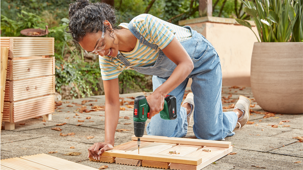 Bosch EasyDrill 18V-40 2x1,5Ah + AL18V-20 akkumulátoros fúró-csavarozó