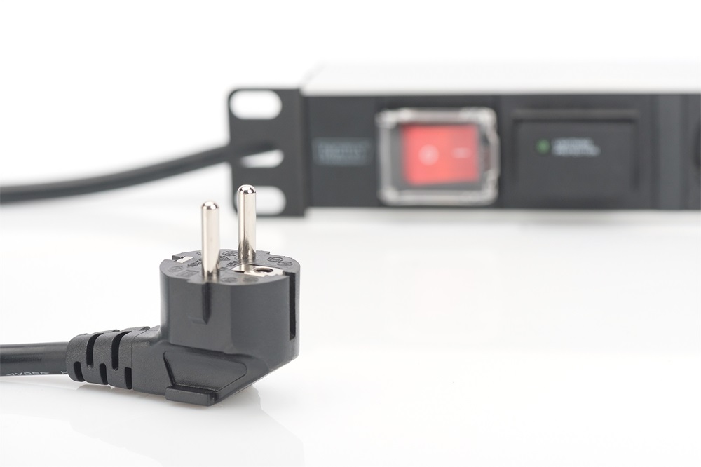 DIGITUS 1U rack alumínium 7 schuko dugaljas túlfeszültségvédett hálózati elosztó