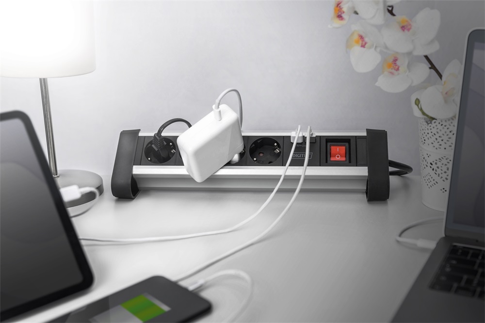 DIGITUS DA-70614 2xUSB kapcsolós hálózati elosztó 4 schuko aljzattal
