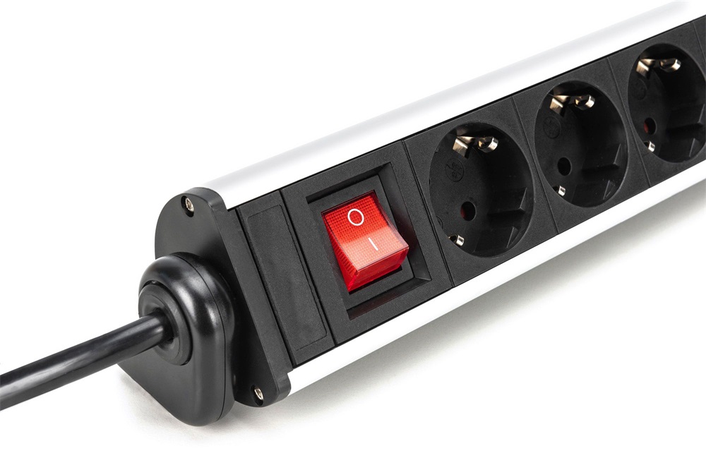 DIGITUS DA-70624 Asztali alumínium 6 schuko dugaljas 2x USB A 1x USB-C  port hálózati elosztó