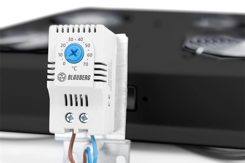 DIGITUS DN-19 FAN-6-SRV-B 6-os termosztátos fekete tetőventilátor Unique szerverszekrényhez