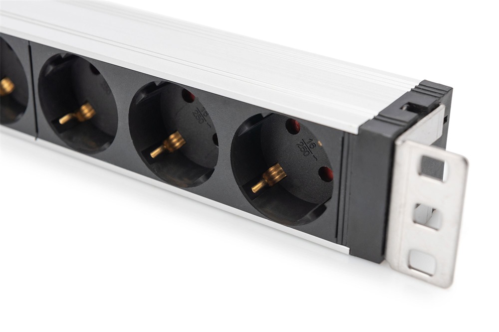 DIGITUS DN-95432 19" 1U PDU 230V 16A 6xCEE 7/3 aljzat CEE7/7 csatlakozó túlfeszültség védelemmel 2M elosztósor