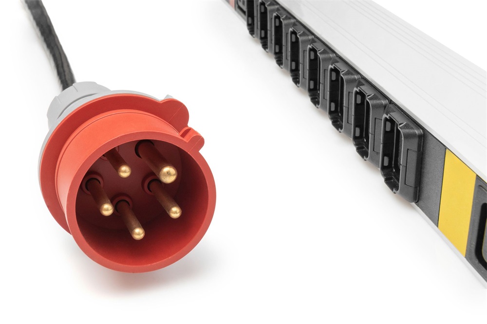 DIGITUS DN-95452  0U PDU függőleges 3 fázisú 250V 16A 24xC13 3xC19 aljzat IEC 60309 ipari csatlakozó 3M elosztósor