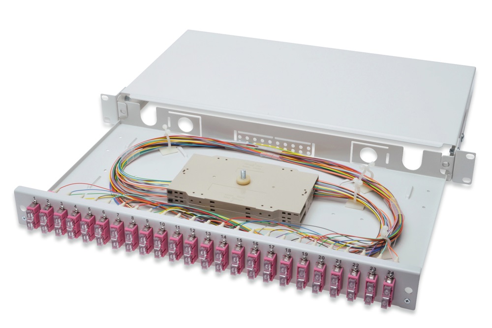DIGITUS DN-96322-4 1U 24xSC duplex OM4 toldóval pigtaillel és kötőkazettával szerelt optikai rendező