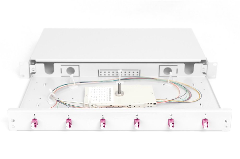 DIGITUS DN-96330-4 1U 6xLC duplex OM4 toldóval pigtaillel és kötőkazettával szerelt optikai rendező