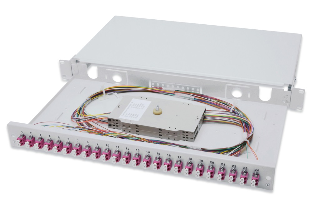 DIGITUS DN-96332-4 1U 24xLC duplex OM4 toldóval pigtaillel és kötőkazettával szerelt optikai rendező