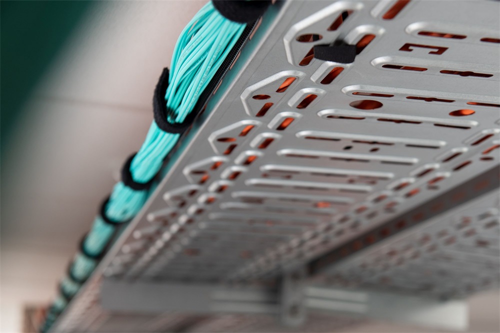 DIGITUS DN-CT-5M-25  25mm széles fekete/vörös poliamid tépőzáras kábelkötegelő 5m