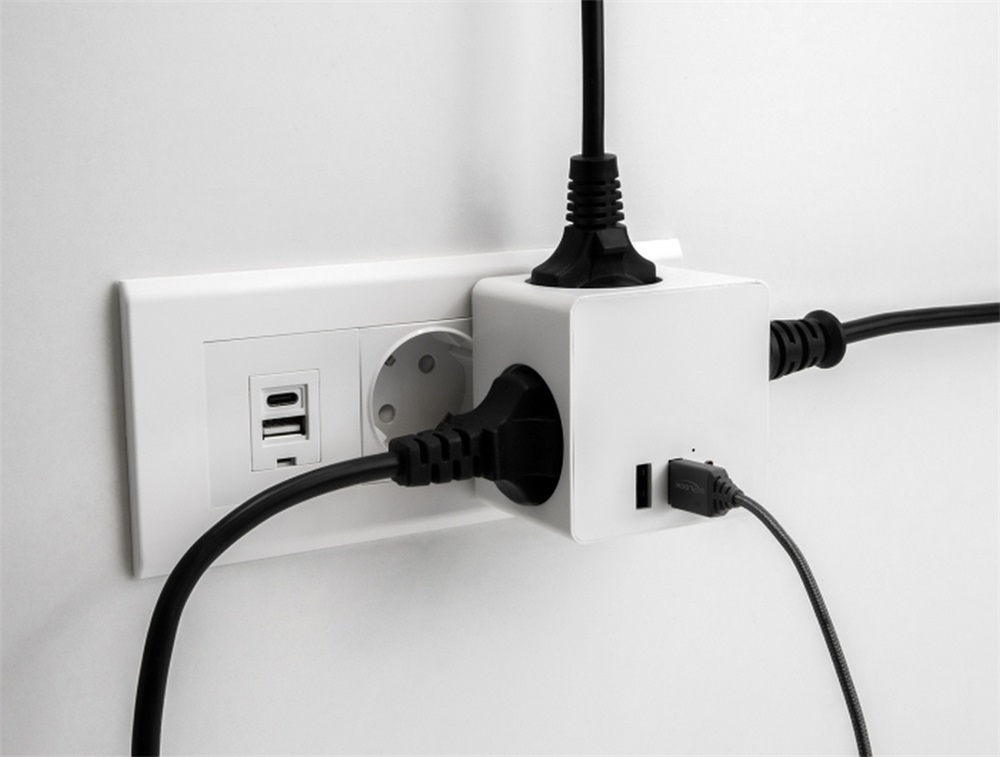 Delock 11496 3-oldalú multi-csatlakozó kocka gyerekzárral és USB töltőfelülettel, fehér