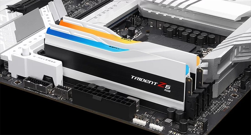 G.Skill 96GB 6400MHz DDR-5 Trident Z5 RGB Intel XMP White (Kit! 2db 48GB) (F5-6400J3239F48GX2-TZ5RW) memória