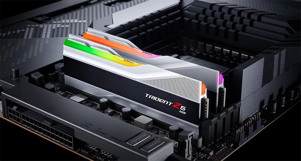 G.Skill 32GB 5600MHz DDR-5 Trident Z5 RGB Intel XMP Silver (Kit! 2db 16GB) (F5-5600J3036D16GX2-TZ5RS) memória