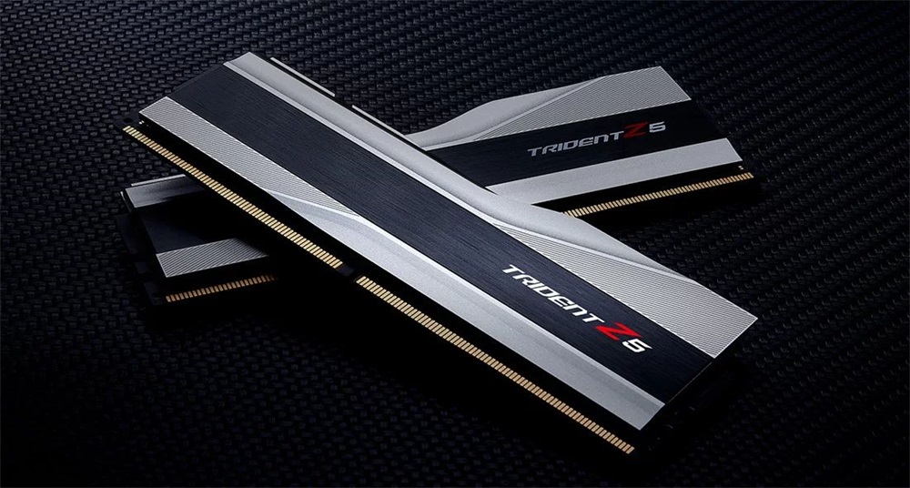 G.Skill 64GB 6000MHz DDR-5 Trident Z5 Intel XMP Silver (Kit! 2db 32GB) (F5-6000J3238G32GX2-TZ5S) memória