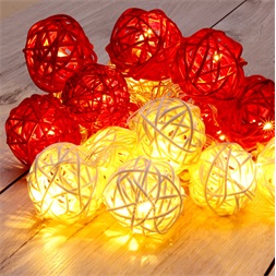 Iris Gömb alakú fonott/rattan/4m/fehér + piros/20db LED-es/3xAA elemes fényfüzér, fénydekoráció