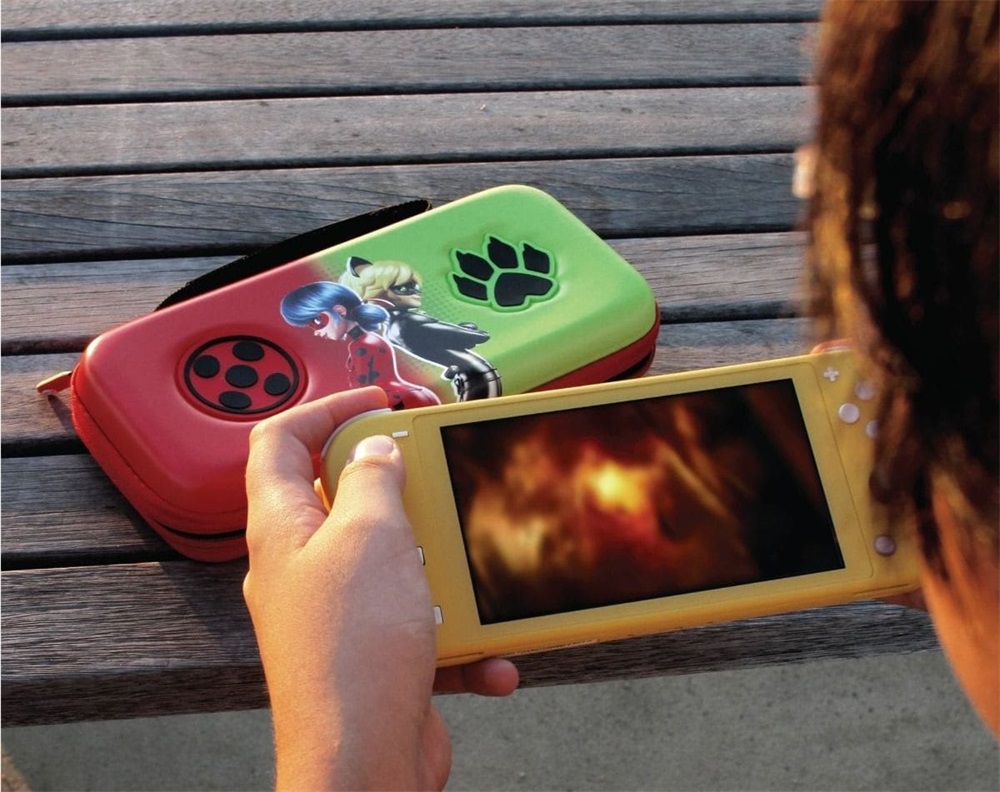 Hyperkin M07541-MTBC Miraculous EVA Nintendo Switch/Switch OLED/Switch "K.bogár és F.macska" erősített utazótok