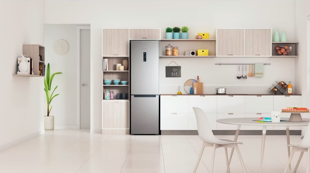 Indesit INFC9 TT33X inox, alulfagyasztós, Hűtő:264L, Fagyasztó:104L, No frost hűtőszekrény