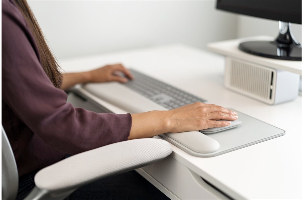 Kensington K50437EU ErgoSoft csuklótámaszos világosszürke egérpad