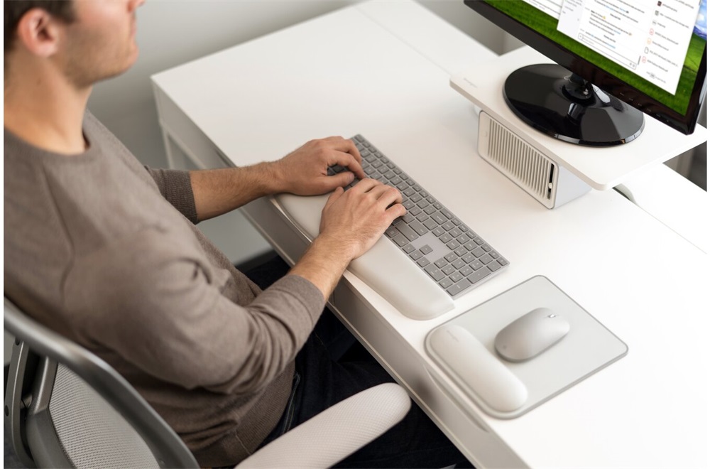 Kensington K50437EU ErgoSoft csuklótámaszos világosszürke egérpad