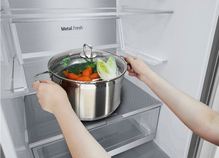 LG GBF7272DPY inox, alulfagyasztós, Hűtő:387L, Fagyasztó:110L, No frost hűtőszekrény