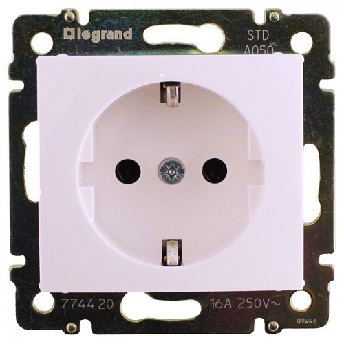 Legrand 774420 Valena fehér 2P+F csatlakozóaljzat