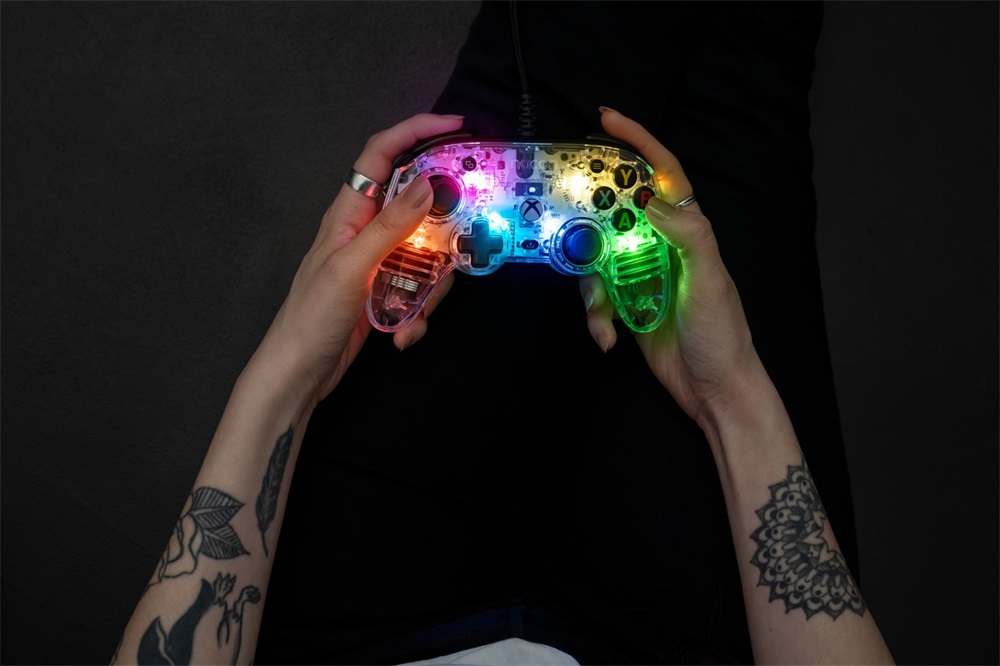Nacon 2808488 Pro Compact Xbox Series/Xbox One vezetékes RGB átlátszó kontroller