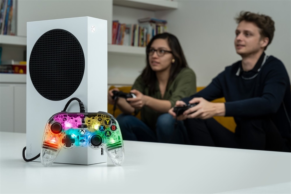 Nacon 2808488 Pro Compact Xbox Series/Xbox One vezetékes RGB átlátszó kontroller
