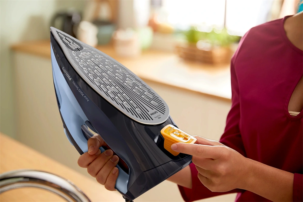 Philips DST7041/20 7000 világos-sötétkék gőzölős vasaló