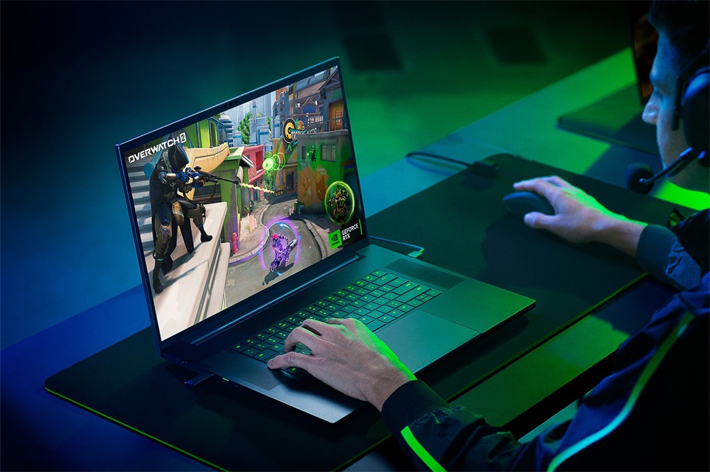 RAZER Blade 18 K9-NT 18"QHD+/Intel Core i9-13950HX/32GB/2TB/RTX 4090/Win11/fekete laptop