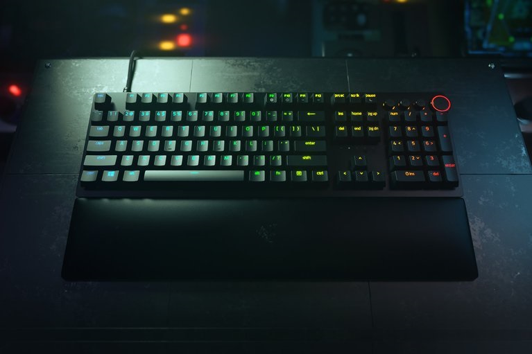 Razer Huntsman V2 (Red Switch) US RGB fekete gamer billentyűzet