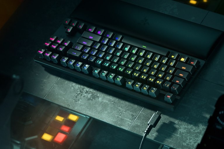 Razer Huntsman V2 Tenkeyless (Purple Switch) US RGB fekete gamer billentyűzet