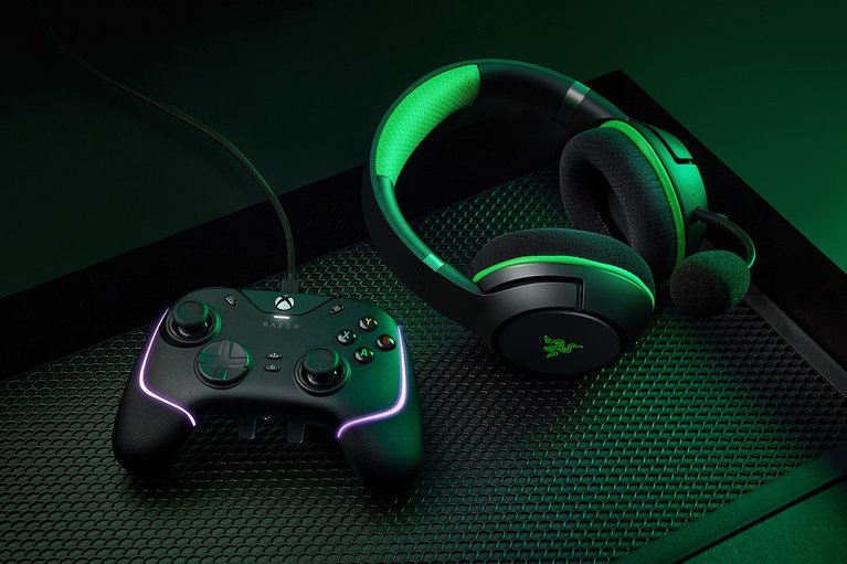 Razer RZ06-04010100-R3M1 Wolverine V2 Chroma Xbox Series X|S/Xbox One/PC vezetékes fekete kontroller