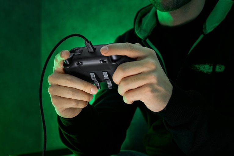 Razer RZ06-04010100-R3M1 Wolverine V2 Chroma Xbox Series X|S/Xbox One/PC vezetékes fekete kontroller