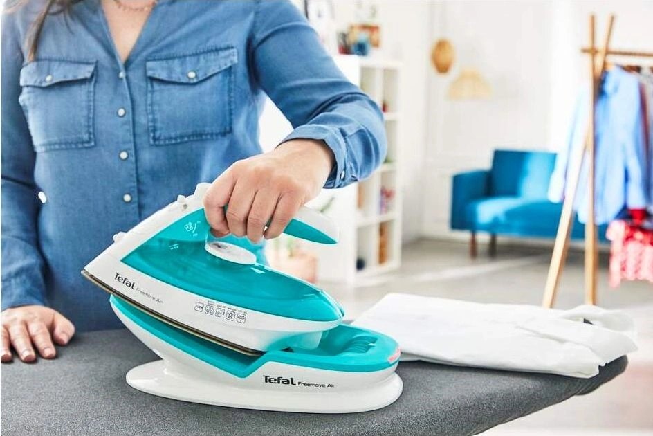 Tefal FV6520E0 kék-fehér vezeték nélküli gőzölős vasaló