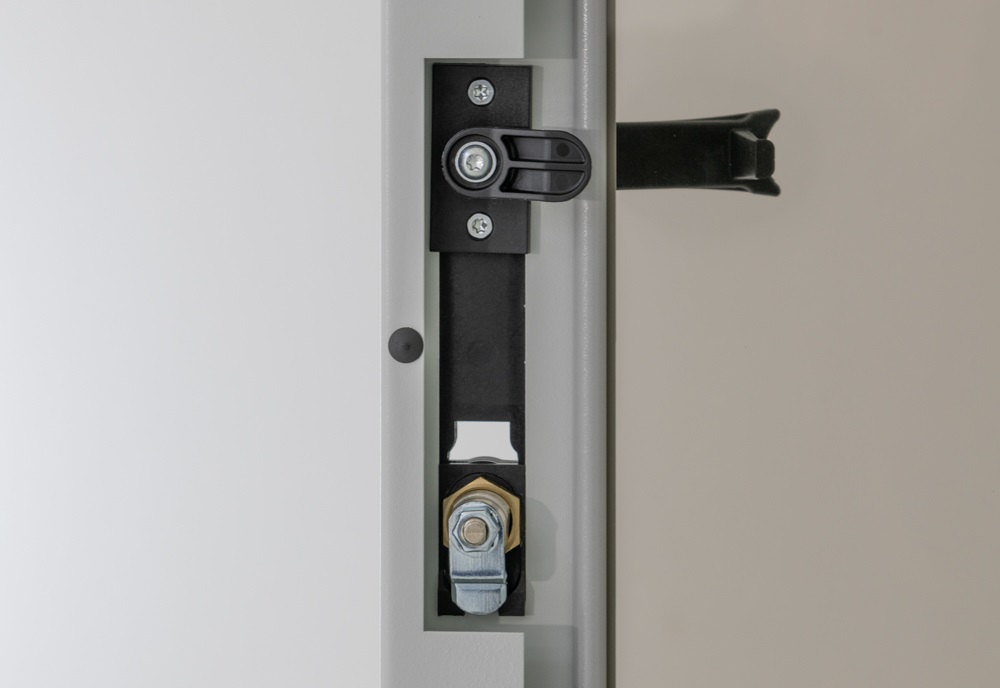 Triton 19" 47U 600x600 mm Biztonsági üvegajtóval, teherbírás 800kg, szürke álló rack szekrény
