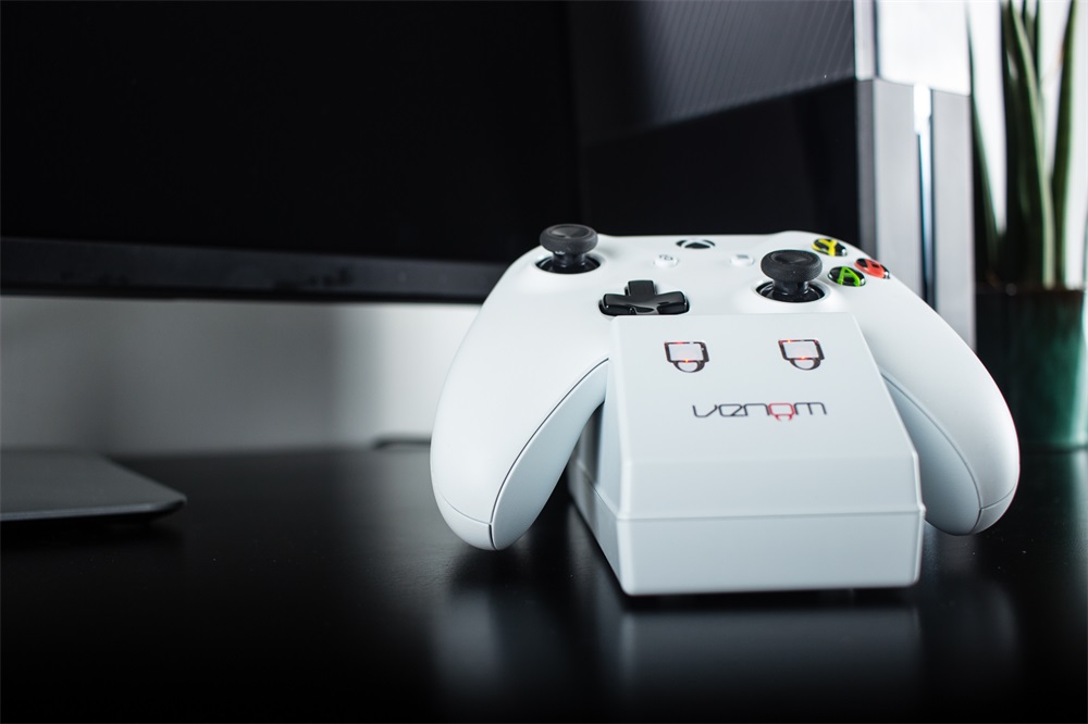 Venom VS2859 Xbox One fehér töltőállomás + 2 db akkumulátor
