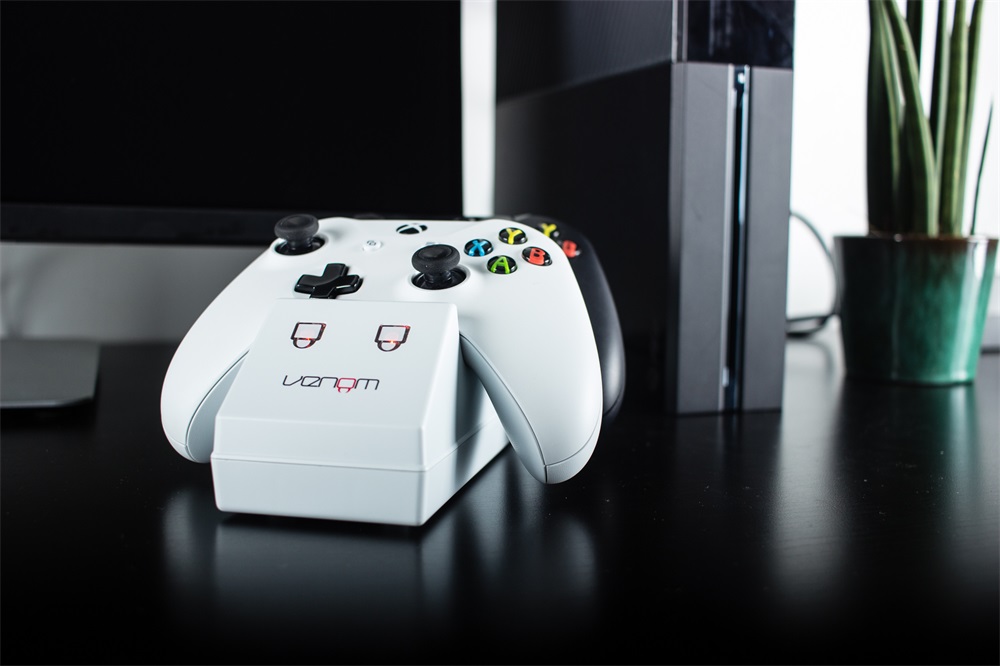 Venom VS2859 Xbox One fehér töltőállomás + 2 db akkumulátor