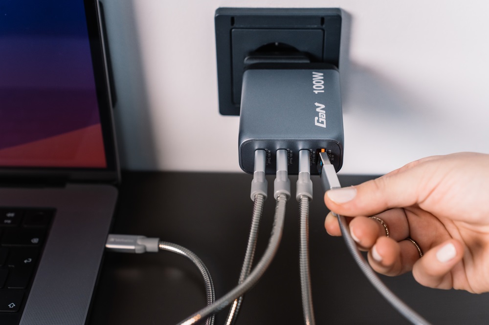 Verbatim 32202 GNC-100 GaN Charger 100W USB Type-A + 3xType-C hálózati töltő adapter