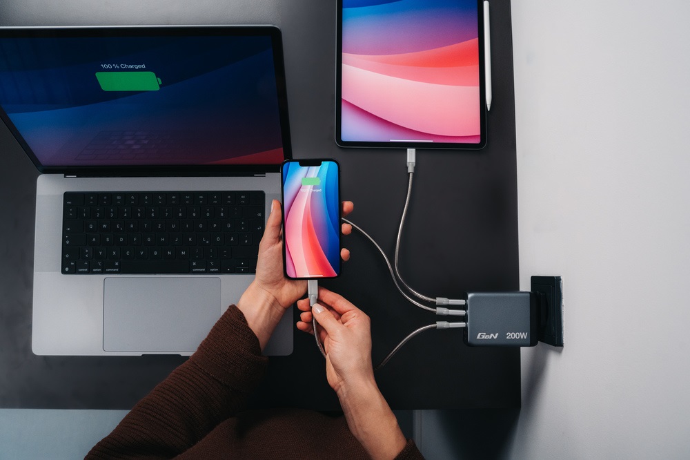 Verbatim 32204 GNC-200 GaN Charger 200W USB Type-A + 3xType-C hálózati töltő adapter