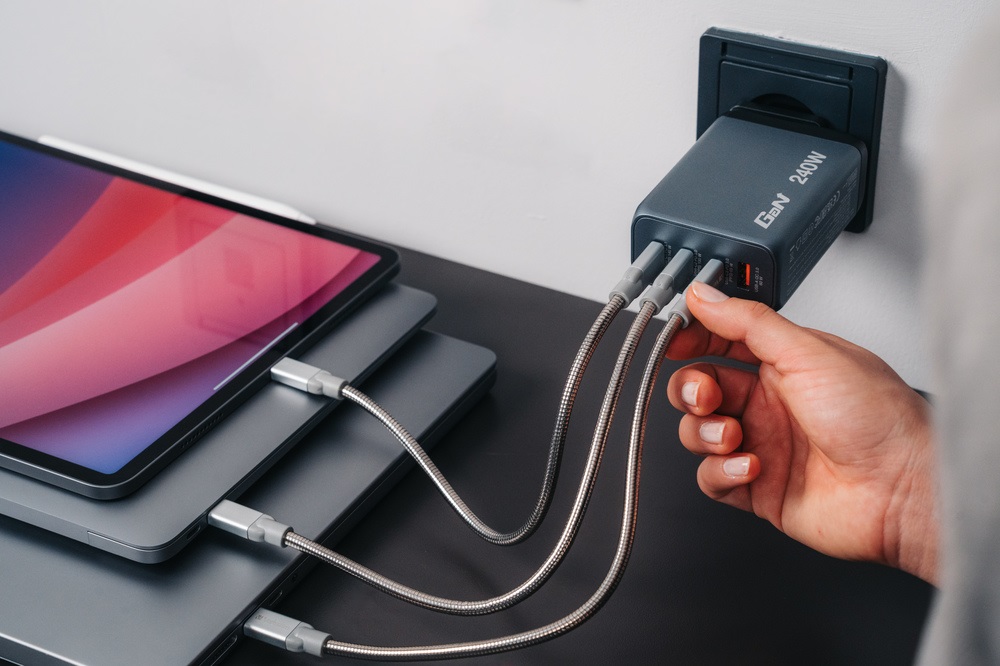 Verbatim 32205 GNC-240 GaN Charger 240W USB Type-A + 3xType-C hálózati töltő adapter
