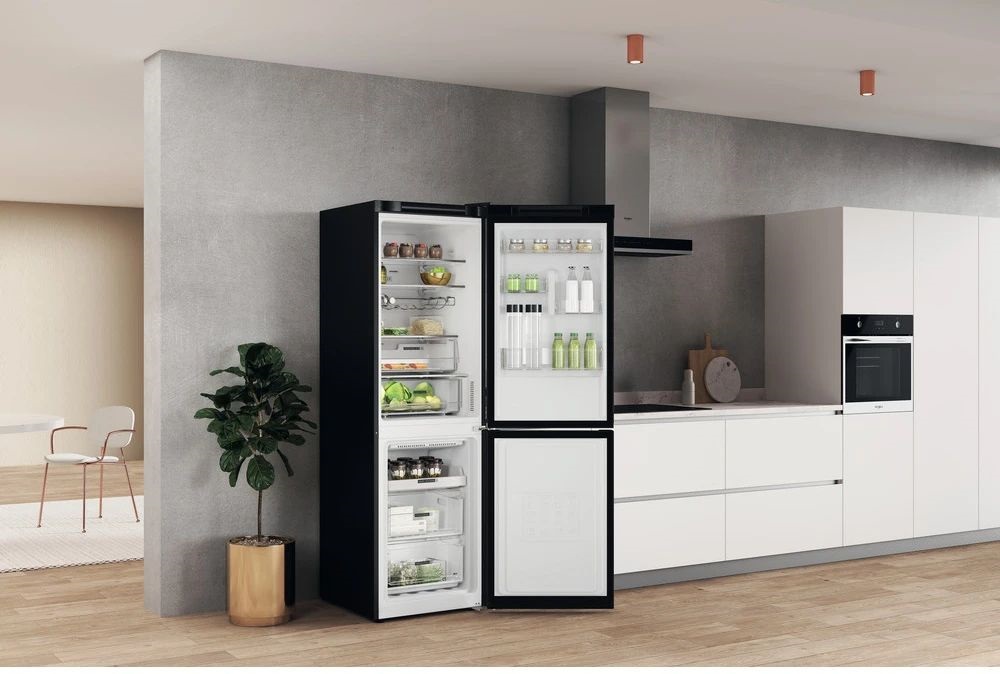 Whirlpool W7X 82O K fekete, alulfagyasztós, Hűtő:231L, Fagyasztó:104L, No frost hűtőszekrény