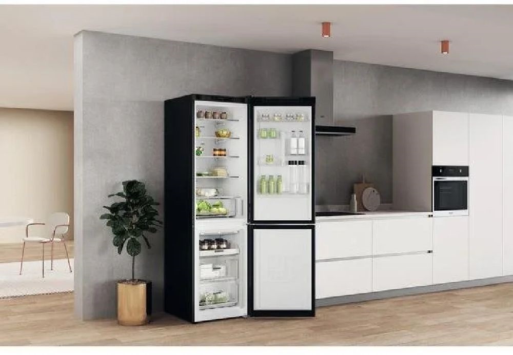 Whirlpool W7X 93A K fekete, alulfagyasztós, Hűtő:263L, Fagyasztó:104L, No frost hűtőszekrény