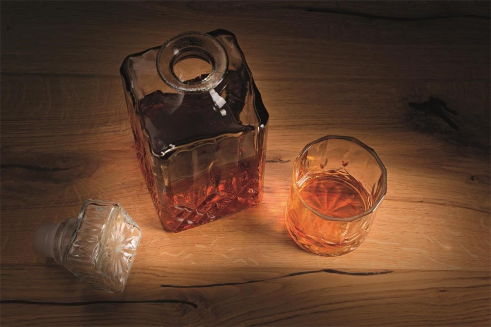 WoMa 285ml-es 4 db-os whiskys pohár készlet és 900ml-es kancsó díszdobozban